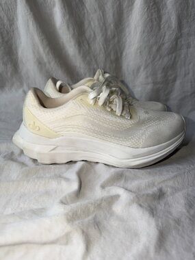 Alo Yoga Runner Sneaker White Size 6 SEE PIX
